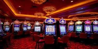 Tampilan permainan slot Phoenix Rises dengan simbol burung phoenix dan fitur bonus